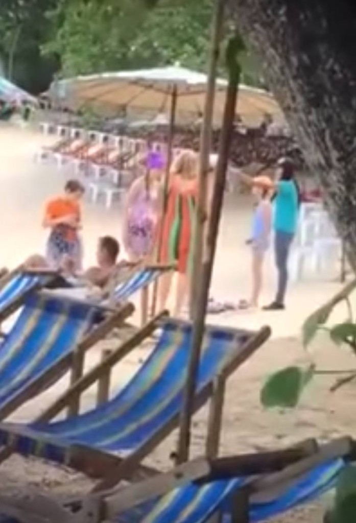 Liegestuhl Anbieterin vertreibt Ausländer auf ihrer eigenen Badematte vom Strand