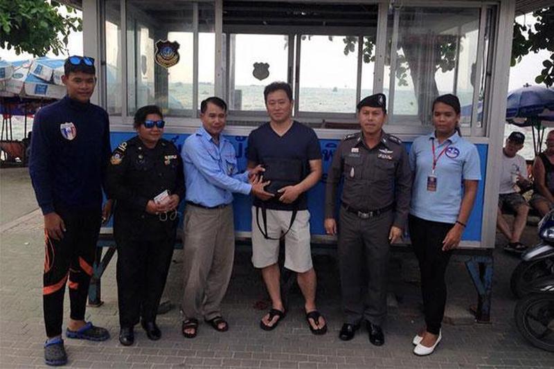 Ehrlicher Taxifahrer bringt einem Touristen 30.000 Baht zurück