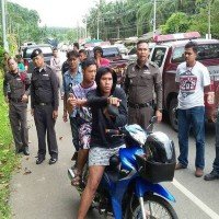 Zwei Sicherheitsleute eines Hotels stechen eine wehrlose Frau nieder