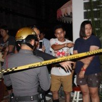 Nach einem Bombenanschlag auf eine Bar in Chiang Mai rast der mutmaßliche Bombenleger gegen ein Auto