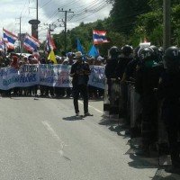 Gewalttätige Land Besetzer blockieren den internationalen Flughafen Krabi