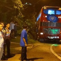 Doppeldecker Bus rutscht am Karon Hügel von der nassen Fahrbahn