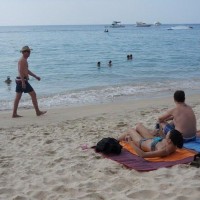 Jetzt sind auch am Strand von Surin auf Phuket alle Sonnenschirme verboten