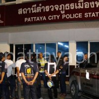 Polizist verhindert den Einsatz der freiwilligen Helfer von Pattaya