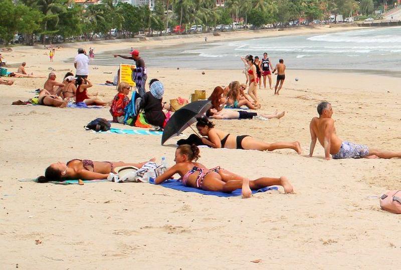 Das Sonnenbadeverbot in öffentlichen Parks im Bikini dient nur dem Schutz der Touristen auf Phuket