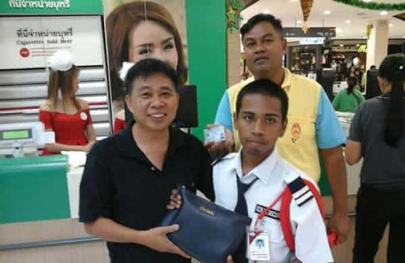 19-jähriger Wachmann findet 400.000 Baht und bringt sei dem Besitzer zurück