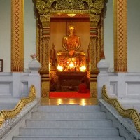 Ein Abbild des Buddha in einem Wat in Luang Prabang (Laos).