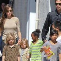 Sohn von Angelina Jolie und Brad Pitt bricht sich angeblich bei einem Jet-Ski Unfall auf Phuket das Bein