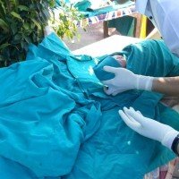 Junge Frau bringt am Straßenrand von Chiang Mai ein gesundes Baby zur Welt.