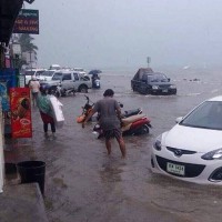 Schwere Unwetter legen beliebte Ferienorte im Süden Thailands lahm
