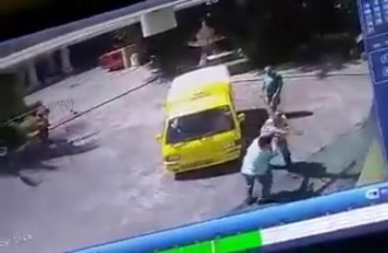 Taxifahrer auf Phuket greift vor den Augen der Hotelgäste einen Resort Mitarbeiter an