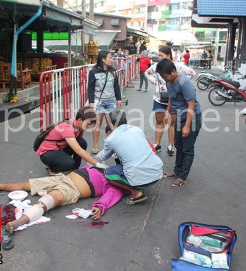 Depressiver Thai verstümmelt sich auf der Straße mit einem Messer