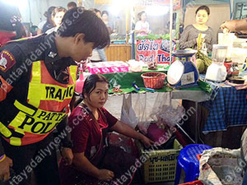 Obstverkäufer schleppt 400.000 Baht Bargeld und Goldschmuck mit sich herum