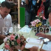 Ein Brite und seine thailändische Partnerin waren in Pattaya das erste Hochzeitspaar am Valentinstag