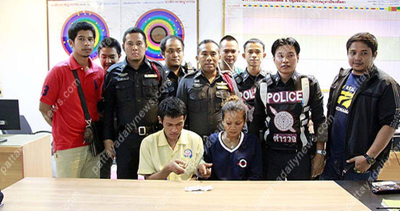 Transsexueller liefert Drogen an einen Gefangenen in der Polizeistation Pattaya