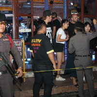 Über 100 Beamte sperren in Chiang Mai einen Unterhaltungskomplex