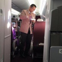 Flugbegleiter der Thai Airways für seine Hilfsbereitschaft gelobt