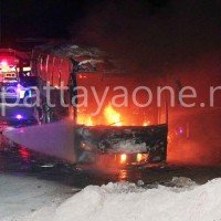 Gasbetriebener Tour-Bus geht in Ost Pattaya in Flammen auf
