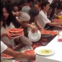Video über chinesische Touristen bei der heißen Schlacht am kalten Buffet ist zwei Jahre alt
