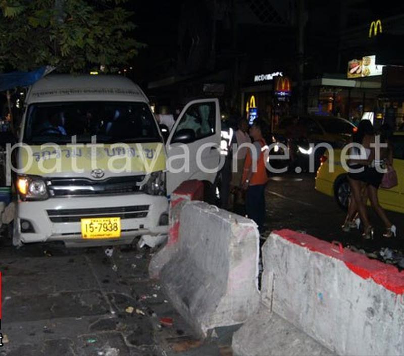 Betrunkener Minivan Fahrer gefährdet Touristen in Pattaya