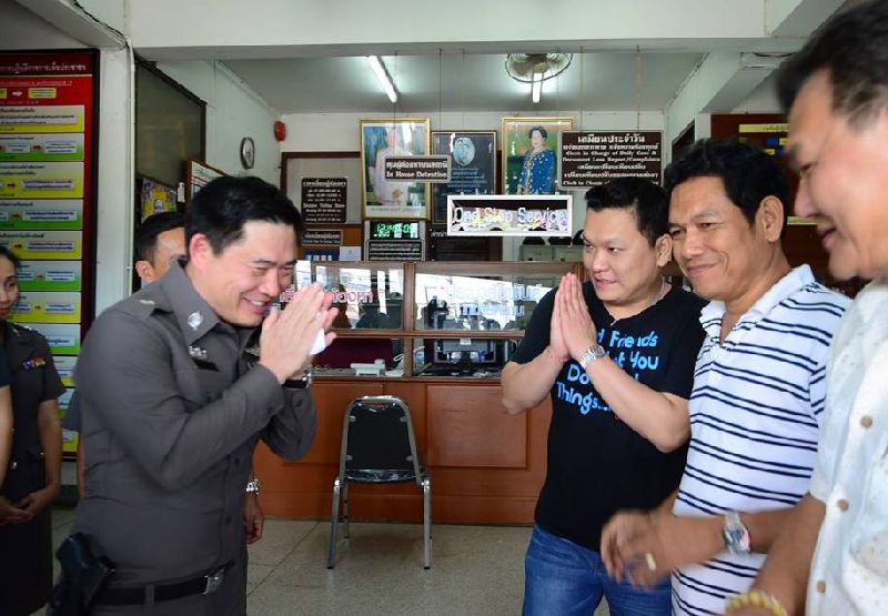 Zwei Polizeibeamte wegen Erpressung von Touristen vom Dienst suspendiert