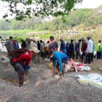 Rund 400 Bewohner wollen den Wasserstand es Ping Fluss mit Sandsäcken erhöhen