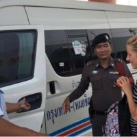 Hilfsbereite Polizei kümmert sich um eine russische Tramperin