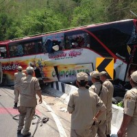 20 Verletzte und ein Toter nach Tour Bus Unfall in Kanchanaburi