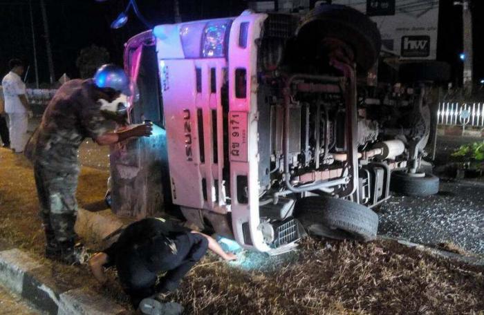 Angeblich sind die Flip-Flops eines LKW-Fahrers auf Phuket schuld am Unfall