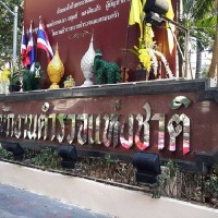 Thai will sich vor dem Hauptquartier der Polizei in Brand stecken