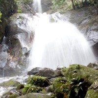 Thai kommt nach einem 20 Meter Sturz in einem Wasserfall ums Leben