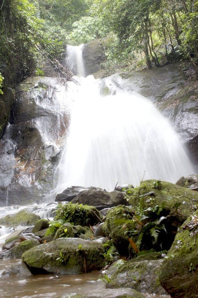 Thai kommt nach einem 20 Meter Sturz in einem Wasserfall ums Leben