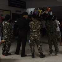 Mehr als 100 Einwohner stürmen ein Polizeirevier und fordern die Freilassung von vier Personen