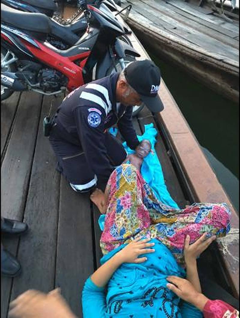 Zwei Polizeibeamte leisten Geburtshilfe auf einem Boot in Krabi