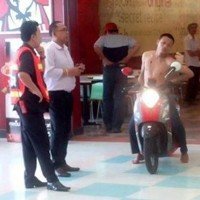 Drogensüchtiger will mit seinem Motorrad in einen Tesco Lotus einkaufen