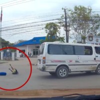 Kleines Mädchen fällt auf dem Weg zur Schule unbemerkt aus einem Minivan