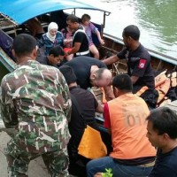 Illegales Touristenboot kentert mit 14 Personen an Bord bei rauer See vor Krabi
