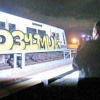 Zwei Ausländer filmen sich selber beim Vandalismus in Thailand