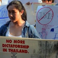 Die Mutter von Thailands höchsten Anti-Junta Aktivisten verhaftet.