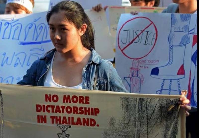 Die Mutter von Thailands höchsten Anti-Junta Aktivisten verhaftet.