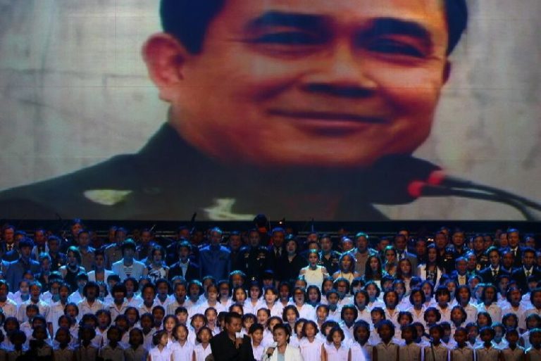 Prayuth möchte das die Studenten weniger Zeit mit studieren und stattdessen mit kritischem Denken verbringen