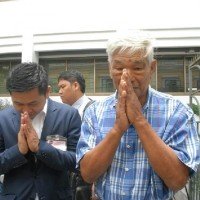 77-jähriger erhält Bewährungsstrafe und Geldbuße weil er Blumen an Anti-Junta Aktivisten verteilte