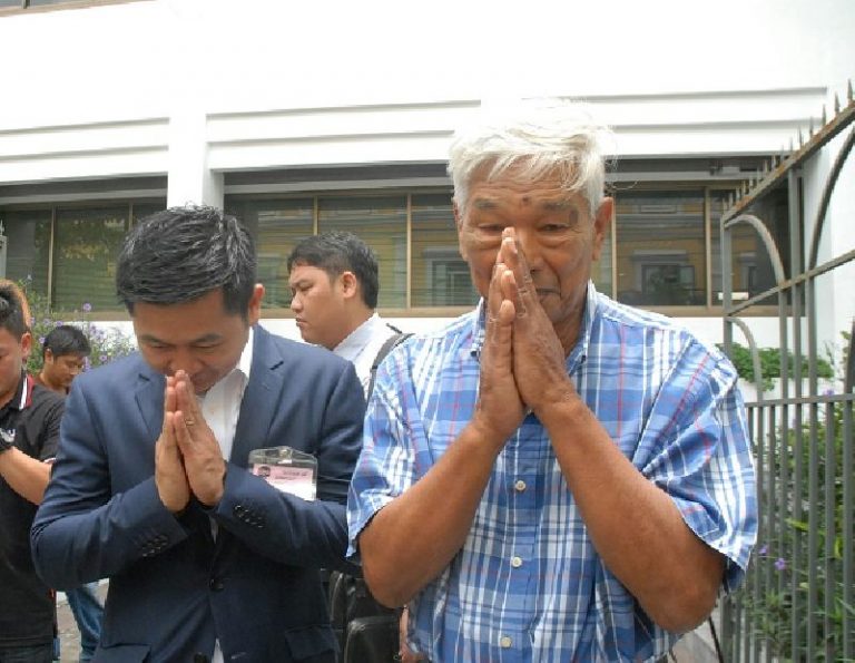 77-jähriger erhält Bewährungsstrafe und Geldbuße weil er Blumen an Anti-Junta Aktivisten verteilte