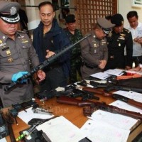 Polizei und Soldaten führen Razzien in den Wohnungen von hochrangigen Phuea Thai Politikern
