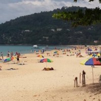 Schockierte Touristen finden eine tätowierte Leiche am Strand von Phuket