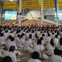DSI bezweifelt dass der Abt des Wat Phra Dhammakaya so krank ist wie seine Anhänger behaupten