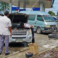 14 LKW bleiben nach dem Tanken in Sattahip wegen Motorschaden auf der Straße liegen