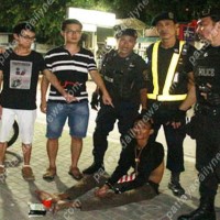 Drei Chinesen fangen einen Taschendieb und übergeben ihn der Polizei in Pattaya.