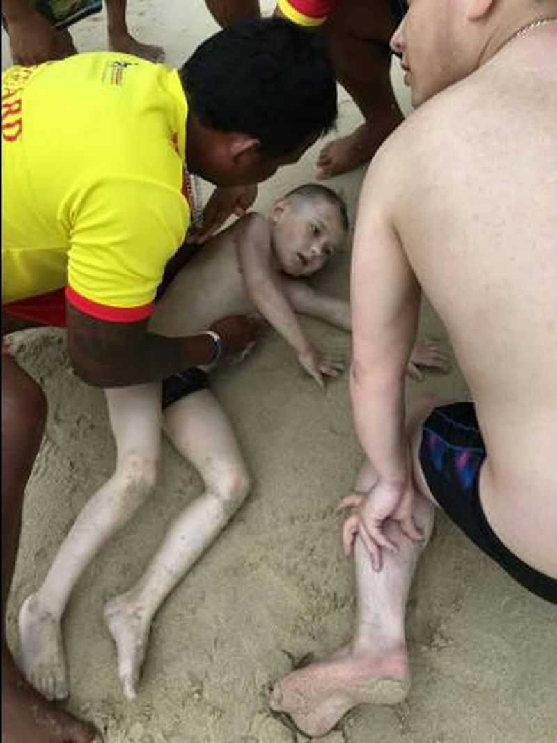 Russe ertränkt beim Schwimmunterricht auf Phuket fast seinen eigenen Sohn