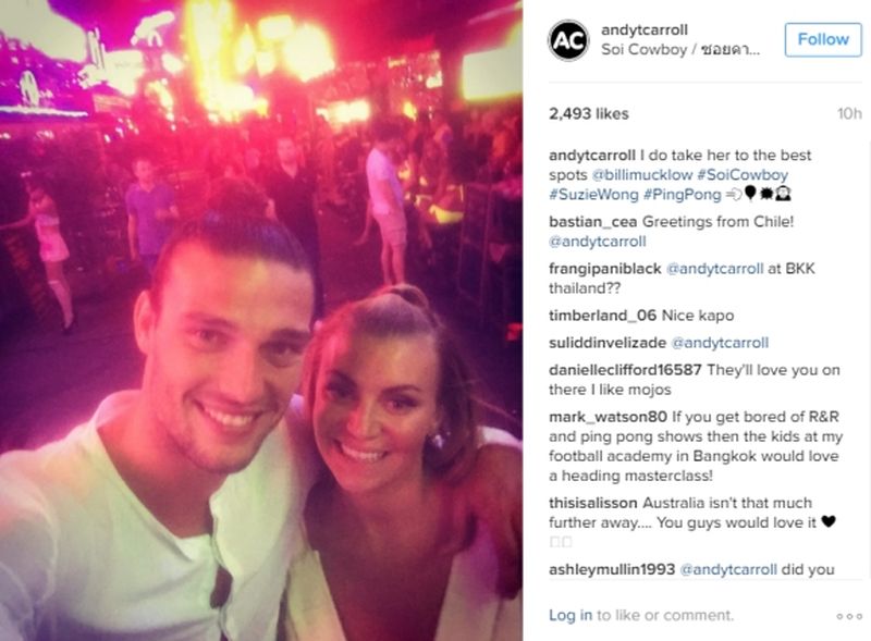 Englischer West Ham Fußballspieler führt seine Freundin zu einer Ping Pong Show in der Soi Cowboy in Bangkok aus